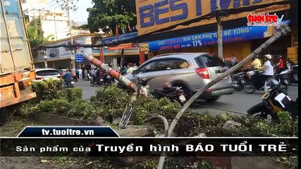 Xe container cày nát dải phân cách, tông gãy 3 trụ đèn