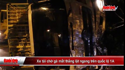 Xe tải chở gà mất thắng lật ngang trên quốc lộ 1A