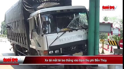 Xe tải mất lái lao thẳng vào trạm thu phí Bến Thủy
