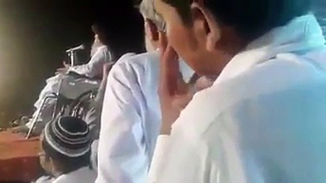 مولوی صاحب نے لمبی چھوڑنے کی حد کر دی - پھانسی کے بعدممتاز قادری اٹھ کر بیٹھ گیا .. اس کی قبر سے دو تلواریں نکل آئیں اور