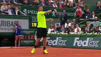 Stan Wawrinka tape des balles avec un ramasseur