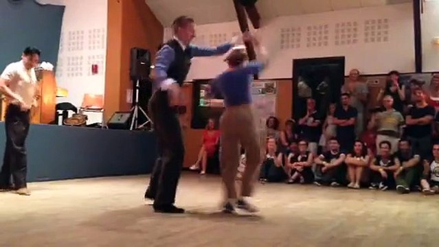 Ils offrent un grand spectacle de danse, mais quand les deux autres se retirent, c'est vraiment admirable !