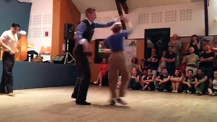 Ils offrent un grand spectacle de danse, mais quand les deux autres se retirent, c'est vraiment admirable !