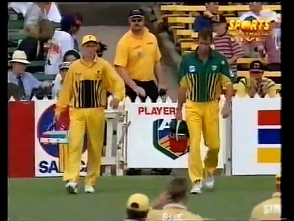 Young BRETT LEE vs Steve Waugh 1997- no respect