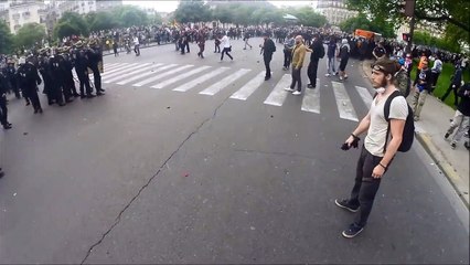 Un manifestant fait kung-fu panda à un policier