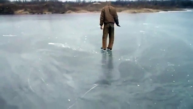 Une balle de pistolet tirée sur la glace part en toupie... Impressionnant