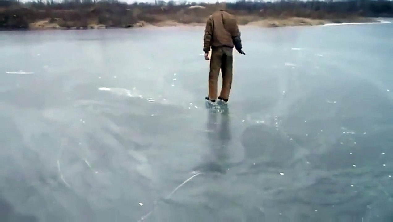 Une balle de pistolet tirée sur la glace part en toupie... Impressionnant