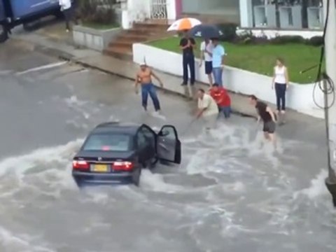 Elle met en danger de mort 4 hommes en voulant traverser une rue inondée avec sa voiture