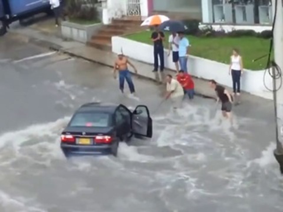 Elle met en danger de mort 4 hommes en voulant traverser une rue inondée avec sa voiture