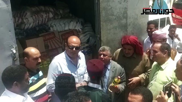 محافظ مطروح يوزع 230 بطانية و230 كرتونة رمضانية هدية من السيسى أهالي الجارة