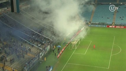 Fumaça de sinalizador atrapalha e juiz paralisa partida entre Grêmio e Coritiba