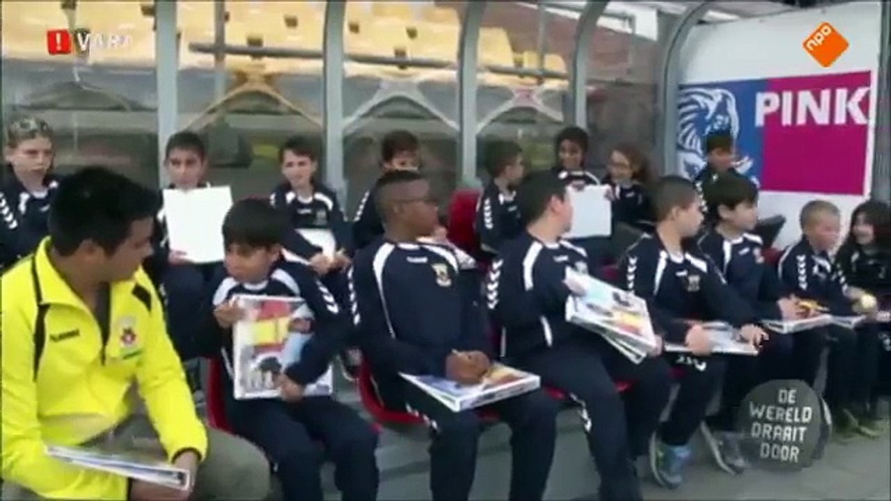 Uitmuntende topografische kennis van voetballer Vriends (Eng subs)