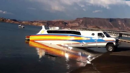 Крутой чувак удивил народ своей лодкой