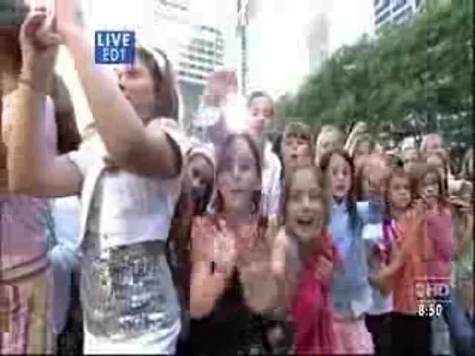 Hannah Montana - Life's What you Make It - LIVE! On GMA