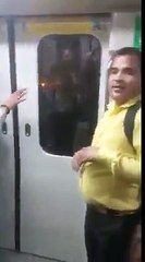 Girls fighting on the Road