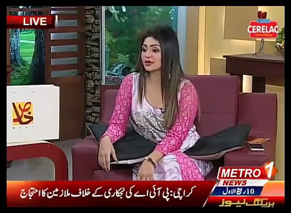 Pakistani Beautiful Host Showing Her Boobs in Morning Show