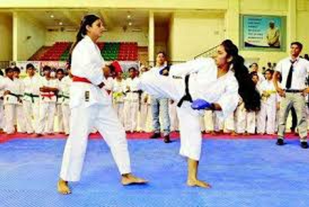 Bangalore Girls Beat Up 2 Bikers Eve-Teasing Them - India TV