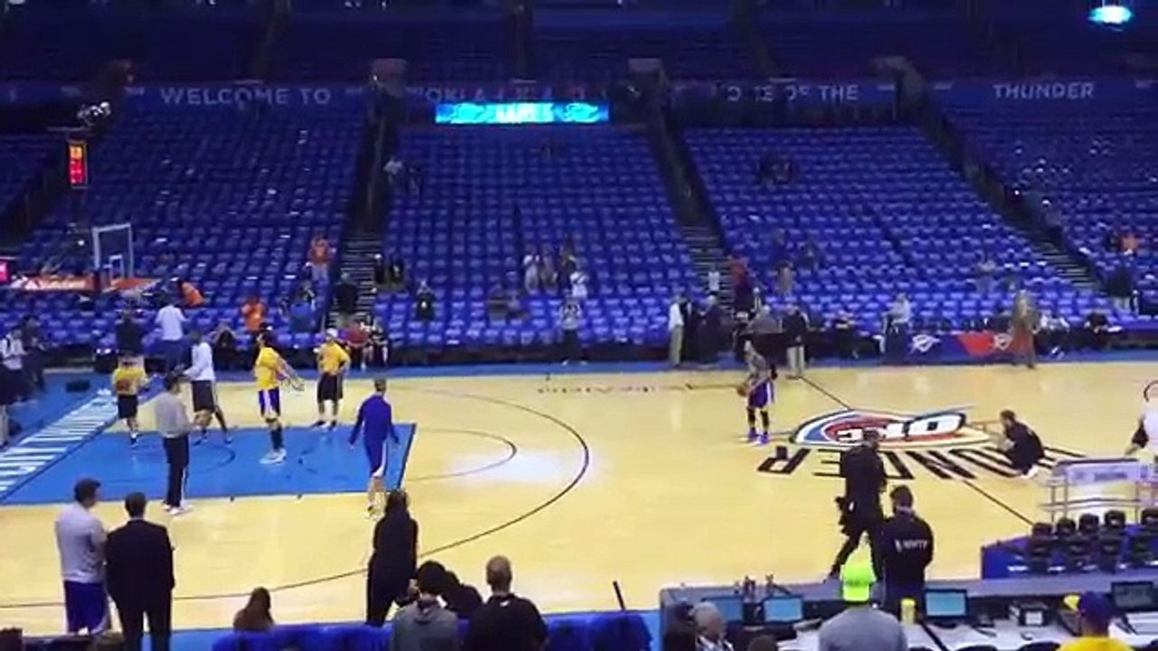 Stephen Curry fait 5/7 aux tirs depuis le milieu du terrain