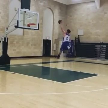 Un homme mesurant 1 mètre 85 dunk depuis la ligne de lancer franc !