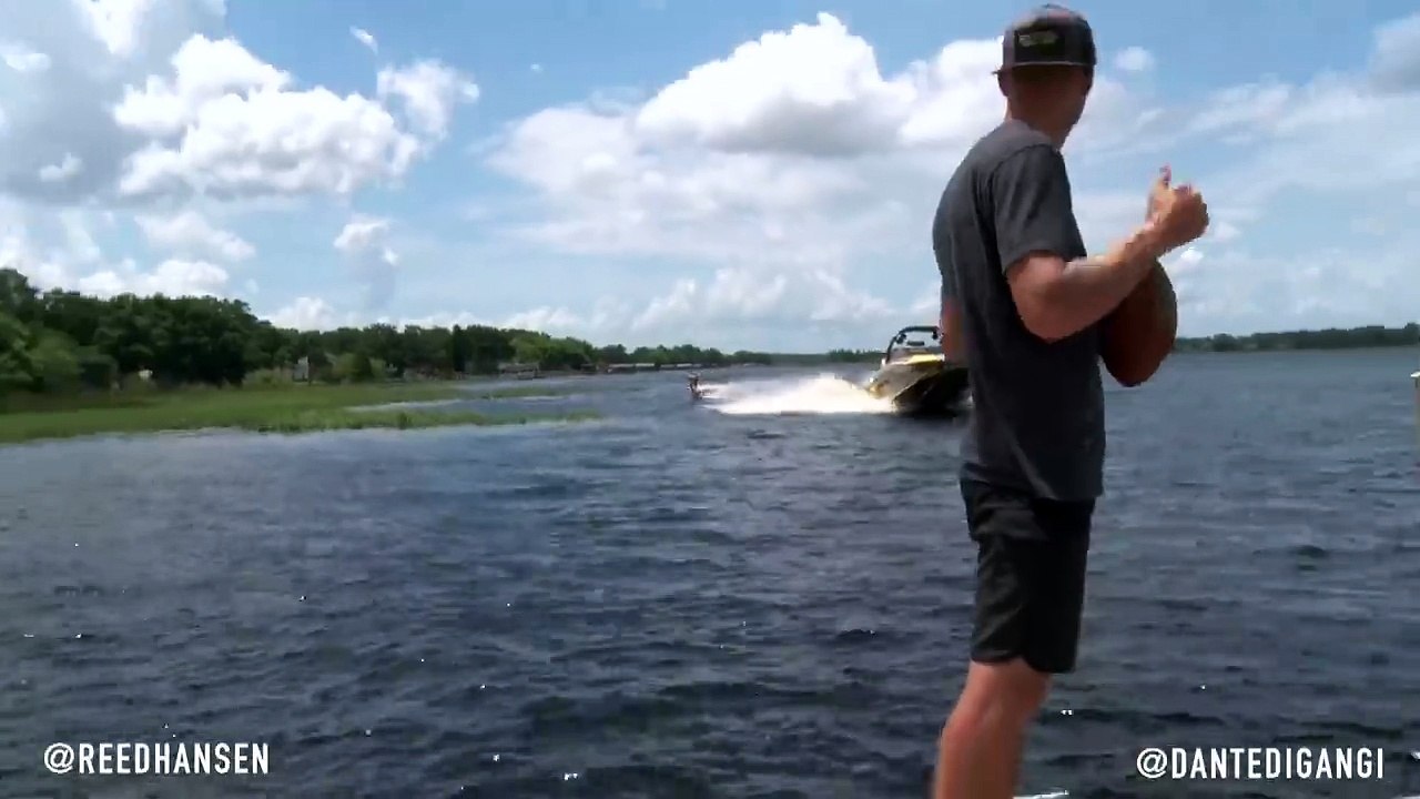 Un wakeboardeur fait un backflip et attrape un ballon de football américain