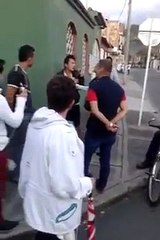 Une femme donne une bonne leçon à son agresseur en le mettant à poil  !!