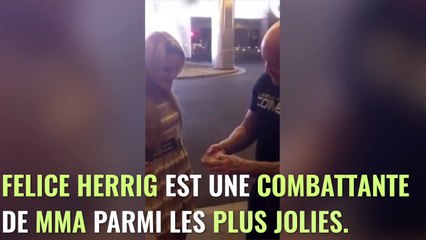 L'athlète de MMA Felice Herrig montre son postérieur pour vérifier un tour de magie
