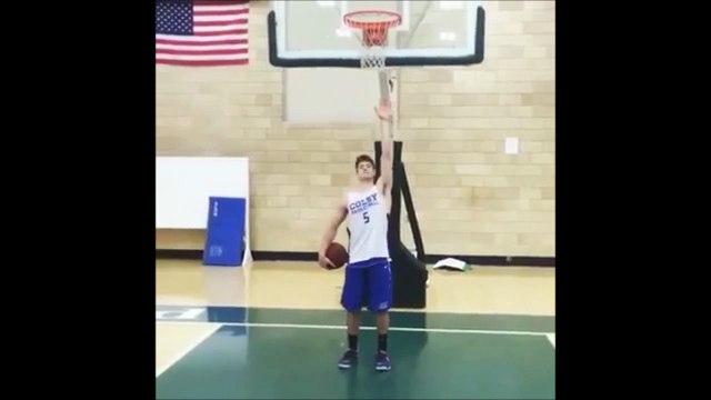 Il va dunker depuis la ligne de lancer franc alors qu'il mesure 1m85 : détente de malade!