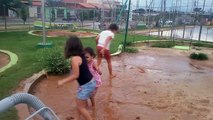 Mônica e Melissa pulando na poça de lama