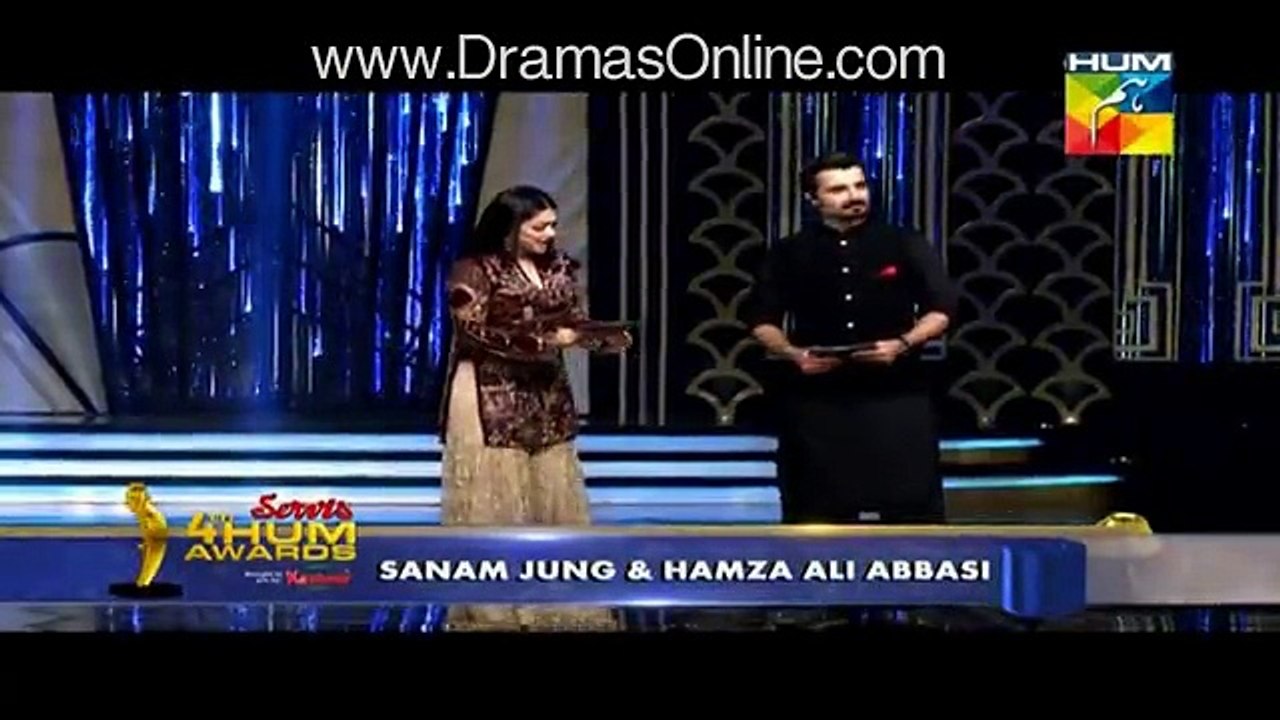 Hamza Ali Abbasi Got Embarrassed by Sanam Jung in Hum TV Awards