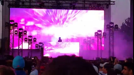 Ce DJ continue de jouer alors qu'il n'y a plus de son sauf dans son casque LOL