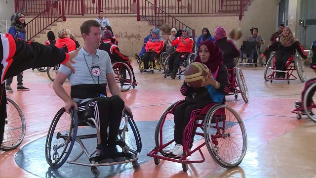 مدرب اميركي يشرف على اول فريق نسوي لذوي الاعاقة الحركية في غزة