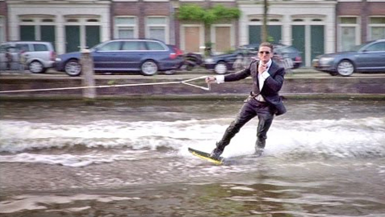 Il fait du wakeboard en smoking à Amsterdam Vidéo Dailymotion