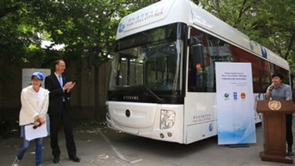 Actriz Michelle Yeoh promueve el uso de autobuses de hidrógeno en China