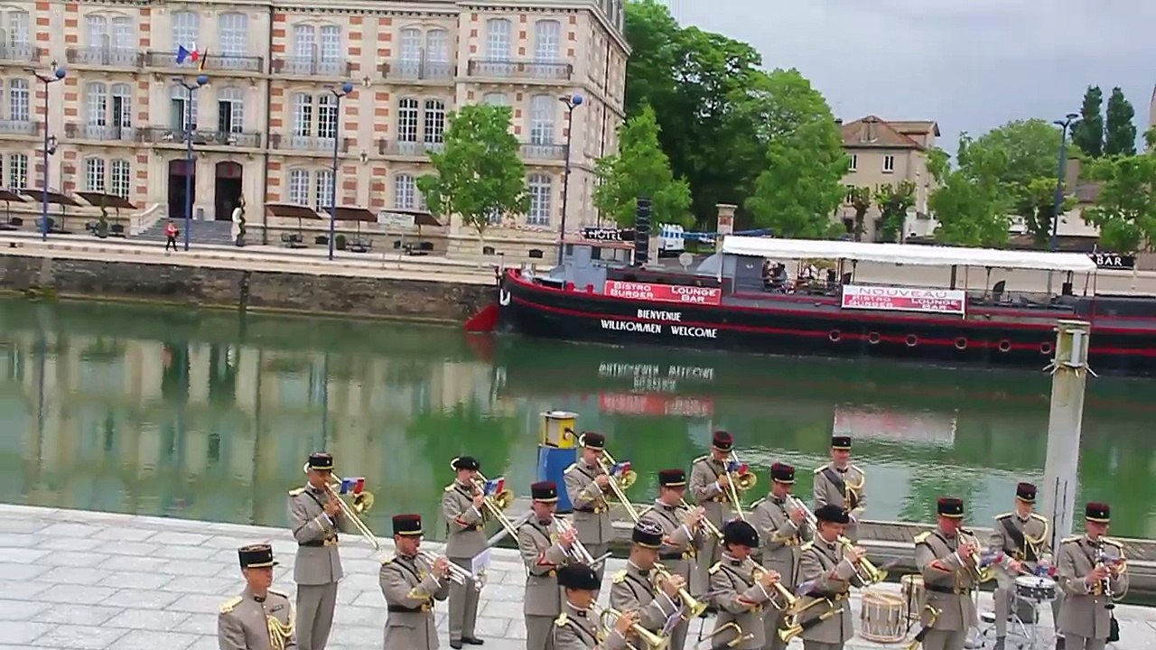 Musique de l’Arme Blindée Cavalerie de Metz sur le quai de Londres de Verdun