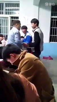 Des élèves s’en prennent à leur professeur en plein cours
