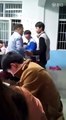 Des élèves s’en prennent à leur professeur en plein cours