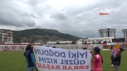 Tokat Paraşütle Atlayan Kızına Sürpriz Doğum Günü Kutlaması