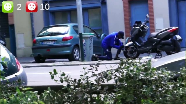 Il fait semblant de voler un scooter et se fait arrêter par la police... Blague raté