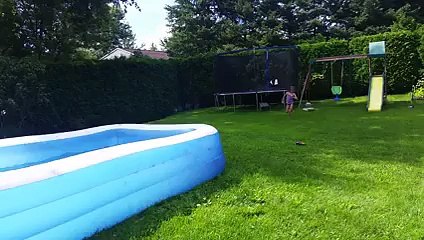 Ce gamin rate son entrée dans la piscine... FAIL