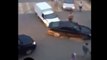 Russie : un conducteur en colère contre des jeunes qui font des drifts sur la route