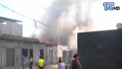 Incendio destruyó 3 casas en el sur de Guayaquil