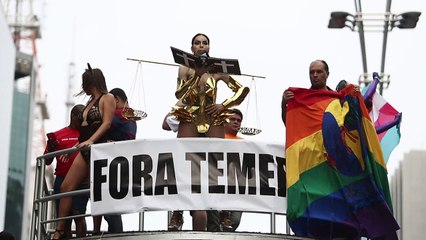 Multitud desfila en Sao Paulo en marcha del orgullo gay