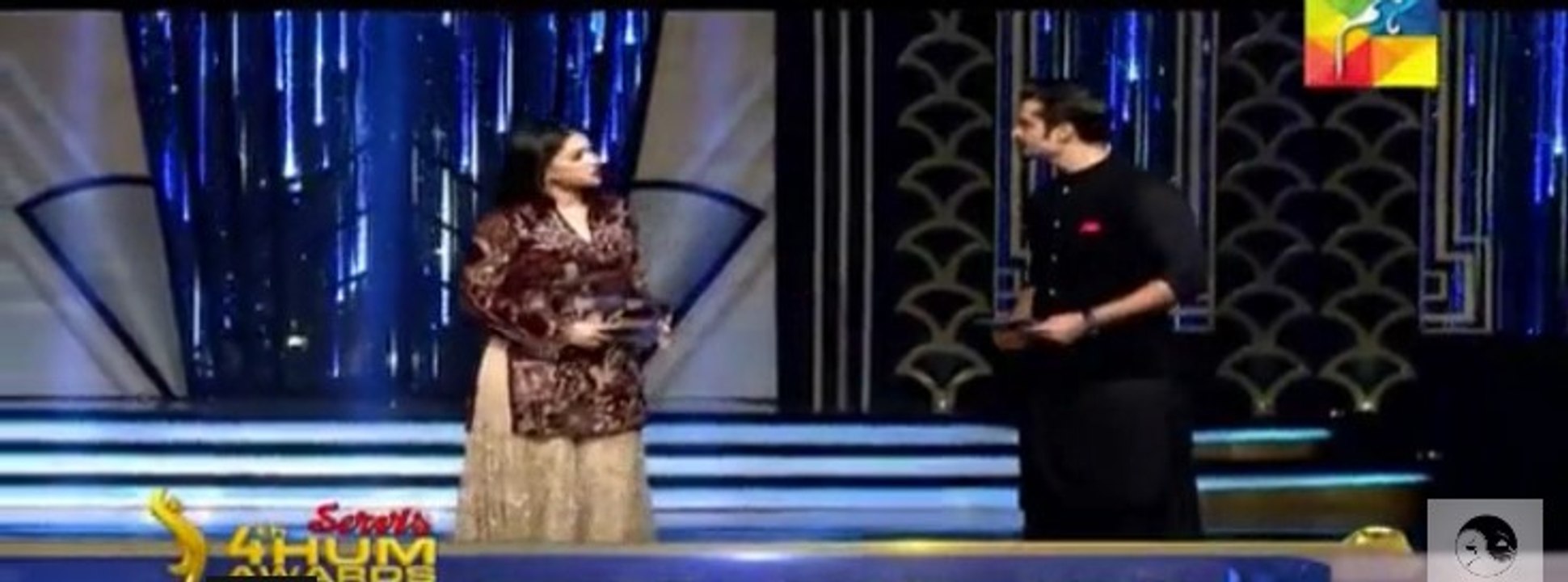 Hamza Ali Abbasi Got Embarrassed by Sanam Jung at Hum TV Awards