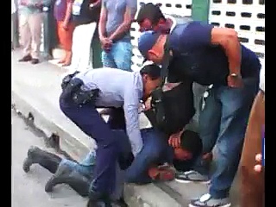 Enfrentamiento entre la policía y dos cubanos