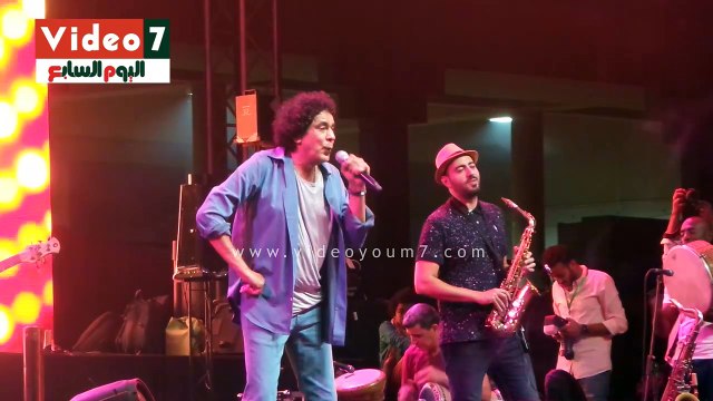 بالفيديو.. من حفل الكينج .. منير يمتع جمهوره بأغنية يا رمان لايف