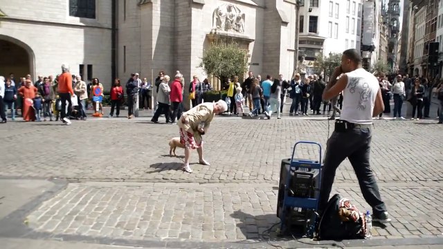 une mamie qui danse sur un beatbox à bruxelles