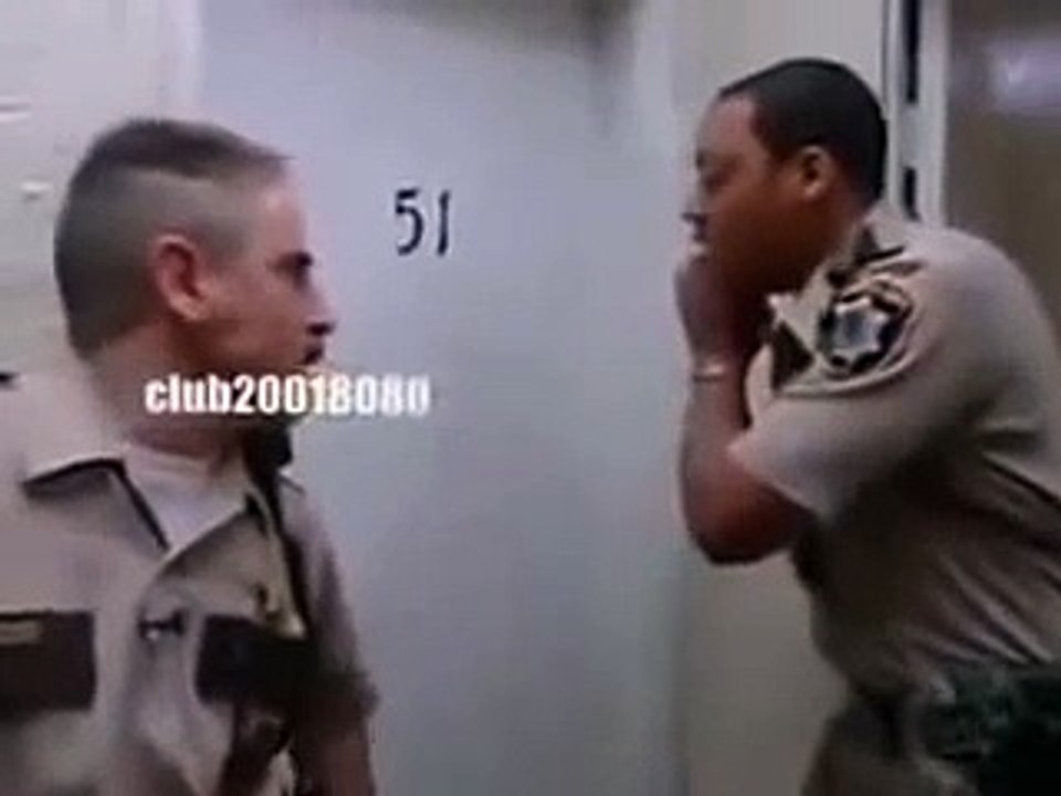 dog attacks police officer - chien attaques un agent de police