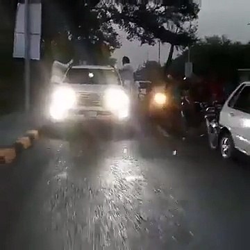 Imran Khan Drives With Out Any Protocol On Mall Road Lahore - Video Dailymotion