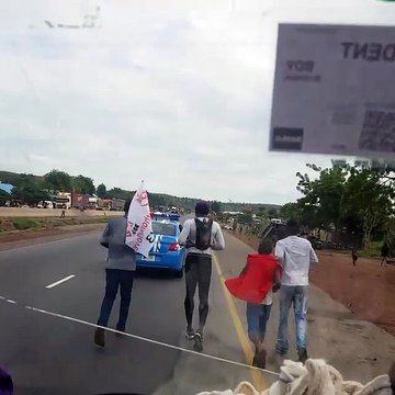 Video: Nigerian Trekked From Abuja To Lagos In 17 Days