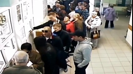 Mujer se cuela y le roban dinero de su bolso como castigo